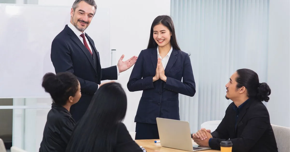 Comment se présenter avec humour : des exemples pour briser la glace